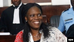 L’ancienne première dame de la Côte-d'Ivoire, Simone Gbagbo est accompagnée de son avocat, au premier jour de son procès à la Cour d'Abidjan, Côte-d'Ivoire, 31 mai 2016. epa / LEGNAN KOULA