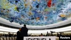 ARCHIVO - El letrero con el nombre de Venezuela se muestra en el escritorio del país en el 36 °período de sesiones del Consejo de Derechos Humanos de las Naciones Unidas en Ginebra, Suiza. Septiembre 11, 2017.