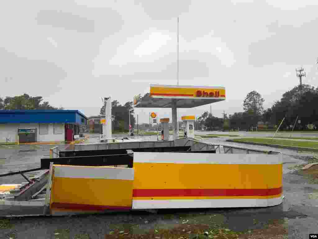 Vientos del huracán Florence destruyen gasolinera en Carolina del Norte.