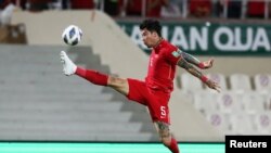 Pesepak bola asal China Zhang Linpeng beraksi dalam pertandingan kualifikasi Piala Dunia antara China dan Oman yang digelar di Stadion Sharjah, Uni Emirat Arab, pada 11 November 2021. (Foto: Reuters/Satish Kumar)