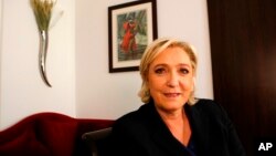 Aseguró que Macron, por el contrario, empeorará las divisiones. Dijo que su rival representa a los intereses de la élite urbana y de las grandes empresas.