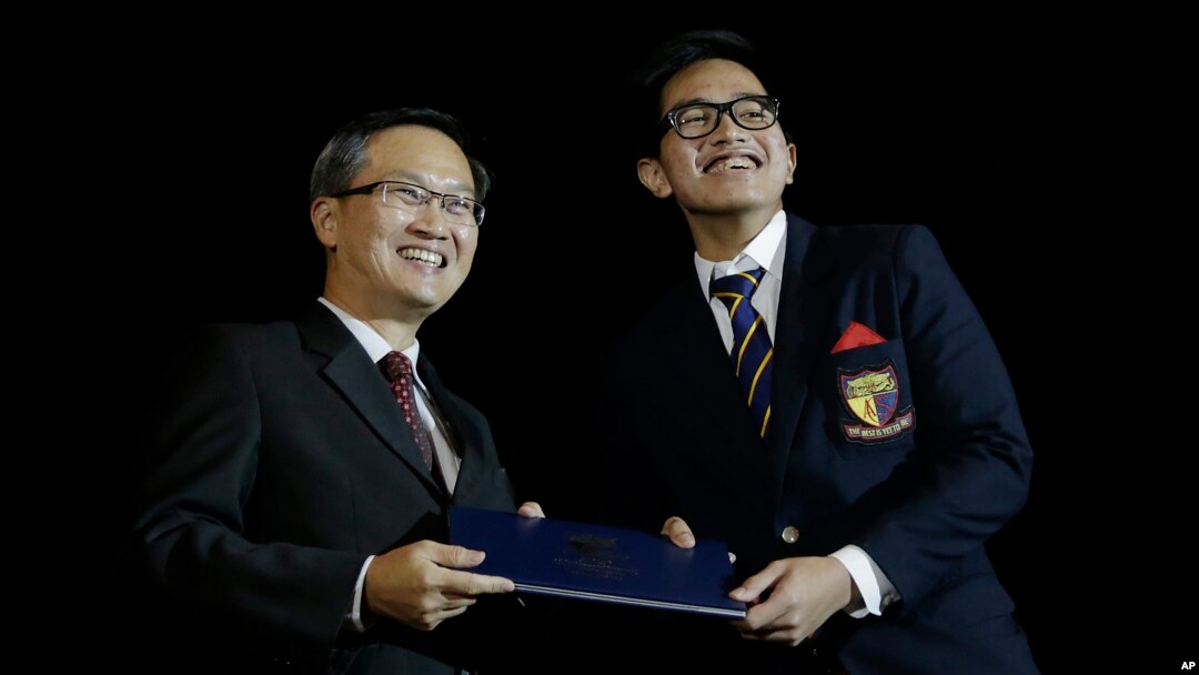 Kaesang Pangarep (kanan), saat menerima sertifikat kelulusan untuk Program Diploma Baccalaureate Internasional di Anglo Chinese School (International), di Singapura, Jumat, 21 November, 2014. (Foto: dok).
