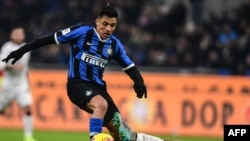 Alexis Sanchez contrôle la balle lors d'un match entre l'Inter Milan et Cagliari, Italie, le 14 janvier 2020. (Photo by Miguel MEDINA / AFP)