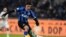 Alexis Sanchez contrôle la balle lors d'un match entre l'Inter Milan et Cagliari, Italie, le 14 janvier 2020. (Photo by Miguel MEDINA / AFP)