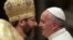 El papa Francisco se reune con el arzobispo ukraniano de la Iglesia católica griega, Sviatoslav Shevchuk, enla Basílica de San Pedro en Roma.