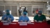 Trabajadores de la Salud hacen pruebas de coronavirus en un mercado de Caracas. El gobierno en disputa asegura haber realizado un millón de pruebas. Pero la Organización Mundial de la Salud calcula que fueron unas 1.800.