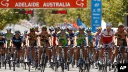 Lomba Balap Sepeda "Tour Down Under" di Adelaide, Australia, 24 Januari 2010 (Foto: dok). Lomba balap sepeda yang dijadwalkan akan dibuka hari Selasa (21/1) mendatang diperkirakan akan batal karena kebakaran hutan di Lembah Barossa.