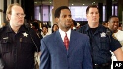 R. Kelly arrive au tribunal le 26 juin 2002.