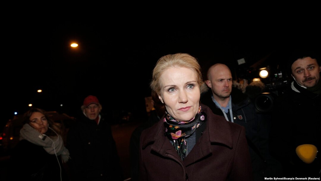 Perdana Menteri Denmark Helle Thorning-Schmidt mengunjungi lokasi penembakan di Copenhagen 14 Februari 2015.