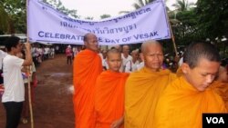 Around 200 people participated in a “peace walk” in the northern town of Anlong Veng, Cambodia, on Friday, May 24, 2013. Of the 200 marchers, not all were Buddhists. There were those who represented Islam, Christianity and Taosim, as well. Some came from Thailand, and at least two people were Chinese living in Cambodia. (Theara Khuoun/VOA Khmer)