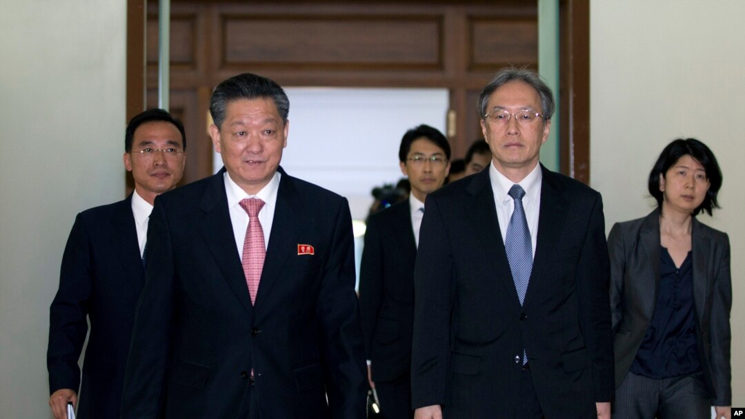 Junichi Ihara, kepala Biro Asia dan Oceania Kementerian Luar Negeri Jepang, kanan dan Song Il Ho, Duta Besar Korea Utara, kiri, di Kedutaan Besar Korea Utara di Beijing, China.
