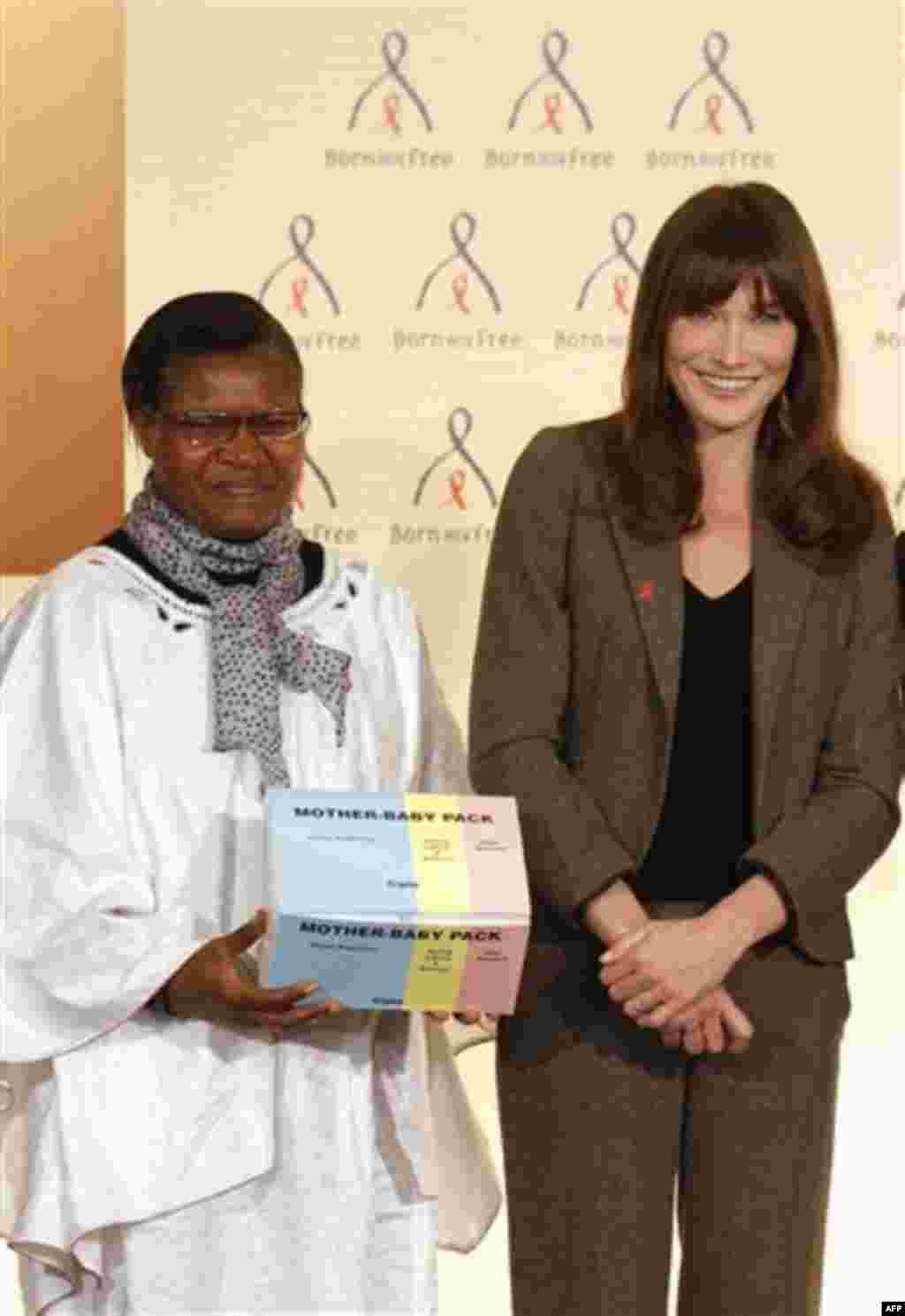 France's first lady Carla Bruni-Sarkozy, right, poses with Doctor Esther Tallah , of UNITAID, after a news conference for World AIDS Day at the Marigny hotel in Paris, Wednesday Dec. 1, 2010. (AP Photo/Benoit Tessier, Pool)