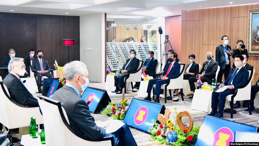  Presiden Jokowi beserta pemimpin dan perwakilan dari negara-negara ASEAN membahas situasi Myanmar di Gedung Sekretariat ASEAN di Jakarta, Sabtu (24/3). (Foto: Courtesy/(Biro Pers)