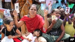 Keluarga warga Tamil memegang foto anggota keluarganya yang hilang, dalam aksi pprotes selama kunjungan Pimpinan Komisi HAM PBB Navi Pillay, di Jaffna, Sri Lanka, 27 Agustus 2013 (Foto: dok). Sri Lanka telah menyatakan16 organisasi Tamil di pengasingan sebagai kelompok terlarang, termasuk Macan Tamil, atas tuduhan terorisme dan melarang warganya untuk mendukung mereka atau melakukan kontak dengan mereka.