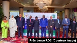 Président Félix Tshisekedi (5e D) kati na ba ministres ba mambi ya Bapaya ya Egypte, Ethiopie mpe RDC na masolo mpo na matata ya barrage Renaissance, na Kinshasa, RDC, 4 avril 2016. (Présidence RDC)