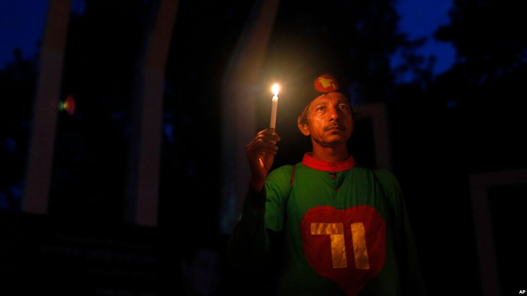 Seorang aktivis mengikuti unjuk rasa sebagai protes atas pembunuhan blogger Niladri Chottopadhay Niloy di Dhaka, Bangladesh (14/8).