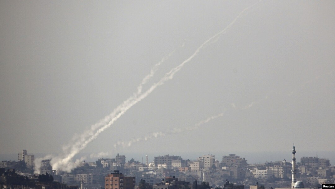 Jejak asap di udara terlihat setelah peluncuran roket dari Jalur Gaza ke arah Israel, Rabu (24/10).