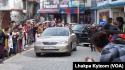 ༧གོང་ས་མཆོག་བཞུགས་སྒར་དུ་ཕྱིར་ཕེབས་མཛད་ཡོད་པ།