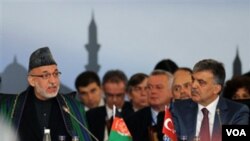 Presiden Hamid Karzai (kiri) dalam Konferensi untuk Afghanistan yang berlangsung di Istanbul, Turki.