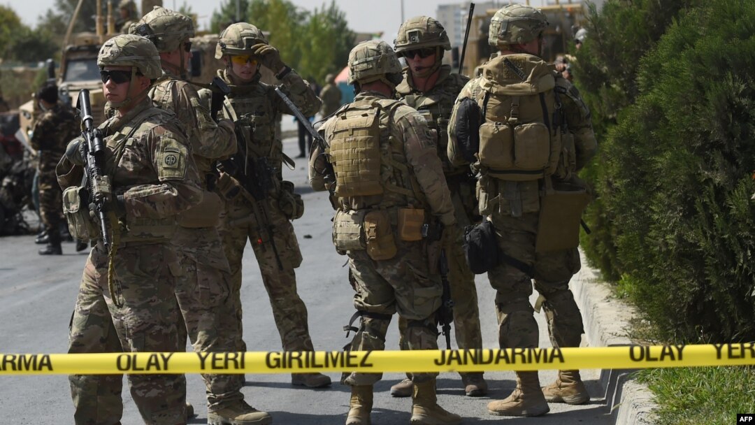 Tentara AS dan personel keamanan Afghanistan menyelidiki lokasi penyerangan di Kabul, Afghanistan, 24 September 2017.