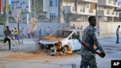 Un soldat somalien sur les lieux d'un attentat à la bombe près des bureaux du CICR à Mogadiscio, Somalie, le 28 mars 2018. 