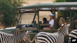 Ibu Negara AS, Melania Trump mengamati zebra saat bersafari di Taman Nasional Nairobi di Nairobi, Kenya, 5 Oktober 2018.