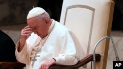 El papa Francisco asiste a su audiencia semanal en el salón Pablo VI del Vaticano, el miércoles 14 de diciembre de 2022.