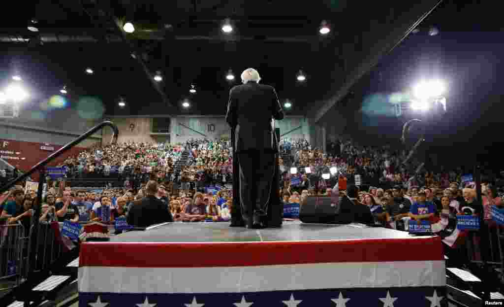 Kandidat calon presiden AS dari Partai Demokrat, Bernie Sanders, berbicara dalam kampanye malam pemilihan pendahuluan di Huntington, West Virginia (26/4). (Reuters/Marcus Constantino)&nbsp;