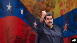 El presidente Nicolás Maduro ahora anuncia una revolución bancaria para combatir el "saboteo económico".