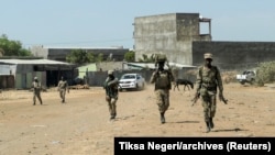Des membres de la force spéciale d'Amhara retournent à la base militaire de la 5e division mécanisée de Dansha après avoir combattu le Front de libération du peuple du Tigray (TPLF), à Danasha, région d'Amhara, près d'une frontière avec le Tigray, en Éthiopie, le 9 novembre 2020.