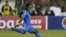 Senzo Meyiwa frappe le ballon lors du match des Orlando Pirates contre Al-Ahly, Egypte, le 10 novembre 2013. 