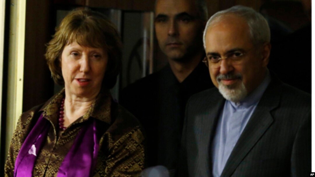 Eron tashqi ishlar vaziri Muhammad Javod Zarif va Yevropa Ittifoqining tashqi siyosatga mas'ul rasmiysi Ketrin Eshton, Jeneva, 10-noyabr, 2013-yil