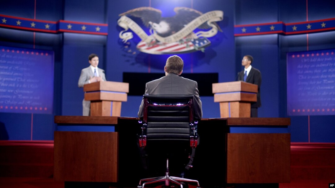 Para pemeran pengganti menggantikan posisi moderator Jim Lehrer (tengah), kandidat partai Republik Mitt Romney (kiri) dan Presiden Obama (kanan) dalam latihan menjelang debat calon presiden Amerika di University of Denver (2/10). 
