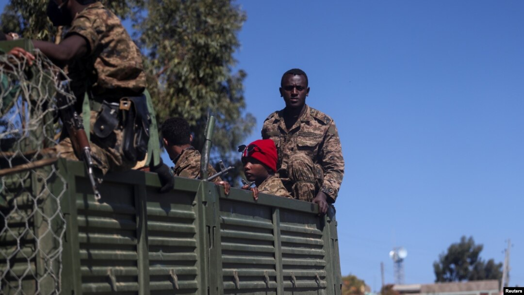 Tentara Etiopia mengendarai truk di dekat Kota Adigrat, di Wilayah Tigray, Etiopia, 18 Maret 2021. 