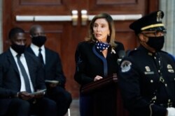 La presidente de la Cámara de Representantes de EE.UU., Nancy Pelosi, demócrata por California, habla durante un servicio en honor del fallecido legislador John Lewis, figura clave del movimiento de derechos civiles del país. Julio 27 de 2020.