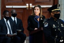 La presidente de la Cámara de Representantes de EE.UU., Nancy Pelosi, demócrata por California, habla durante un servicio en honor del fallecido legislador John Lewis, figura clave del movimiento de derechos civiles del país. Julio 27 de 2020.
