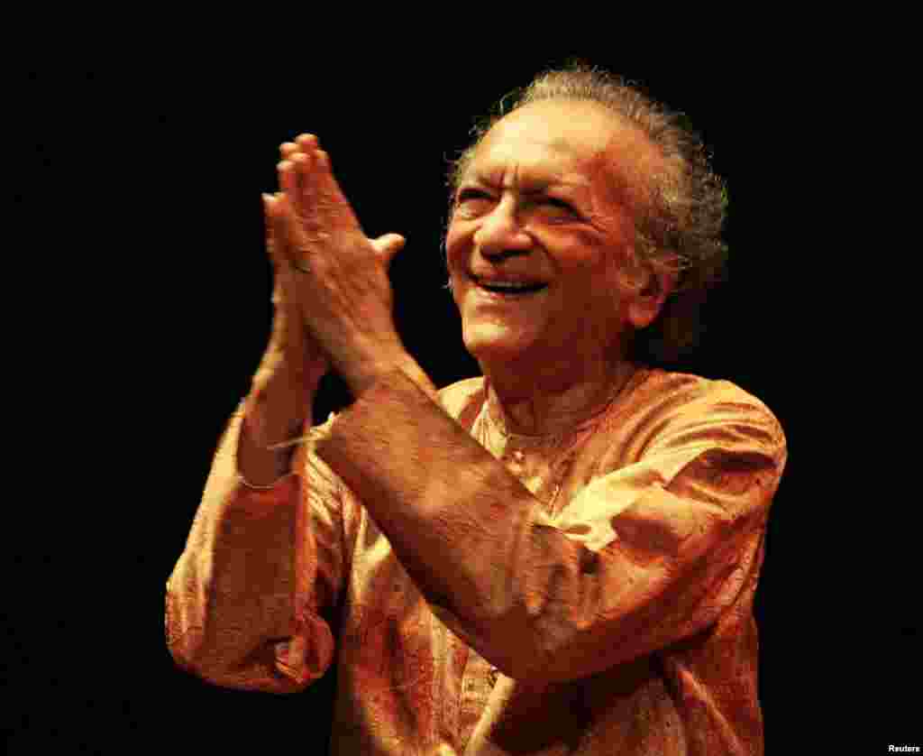 Ravi Shankar menyapa penonton konsernya di Opera House di Wina, Austria, pada 2 Juli 2005.