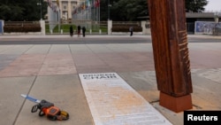 Una motosierra utilizada por miembros de FEMEN durante una protesta bajo el Monumento "Silla rota" se coloca en el suelo en la Place des Nations, frente a la sede europea de la ONU en Ginebra, Suiza, el 13 de diciembre de 2024. REUTERS