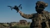 Украинский военнослужащий с дроном.