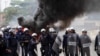 Polícia prepara-se para atirar gás lacrimogéneo durante a manifestação em Luanda, 24 outubro 20