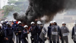 Polícia prepara-se para atirar gás lacrimogéneo durante manifestação anti-Governo, Luanda 24 outubro 2020