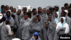 Des migrants sont arrivés sur les côtes italiennes, en Sicile, le 16 novembre 2016.