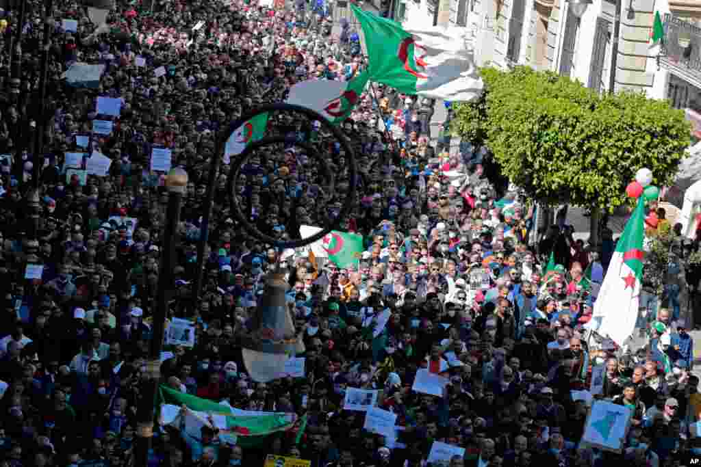 هزاران الجزایری با حمل پوسترهایی با عنوان &#171;الجزایر آزاد و دمکراتیک&#187;، تظاهرات کردند.