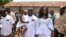 Julius Maada Bio, candidat à la présidence du Parti populaire de la Sierra Leone (SLPP), arrive avec sa femme et sa fille pour voter lors d'un second tour présidentiel à Freetown, Sierra Leone, le 31 mars 2018. REUTERS / Olivia Acland - 