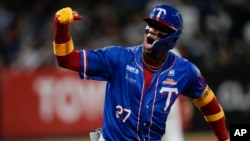 Ronald Acuña Jr. de Tiburones de la Guaira celebra luego de anotar un jonrón en la tercera entrada contra lo Leones de Caracas, durante un partido de béisbol de la Liga Venezolana en Caracas, Venezuela, el martes 24 de enero de 2023.