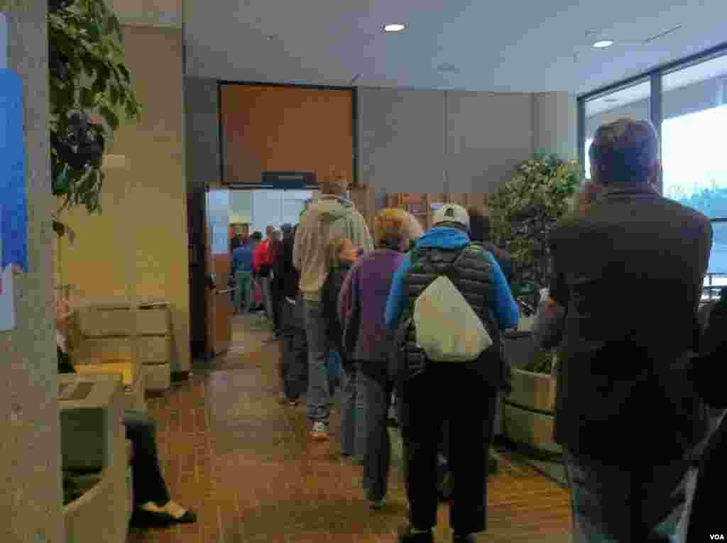 提前投票也要耐心等待。