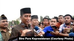 Presiden Joko Widodo berbicara di pelataran Candi Prambanan Kabupaten Sleman Daerah Istimewa Yogyakarta Sabtu 16 Desember 2017.