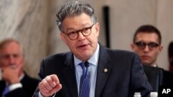 Senator Al Franken dari Partai Demokrat-negara bagian Minnesota, berusia 66 tahun. 