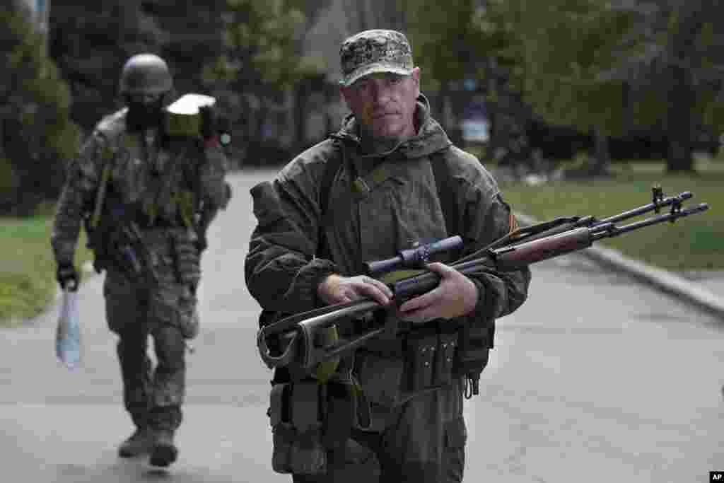 Rossiyaparast kuchlar hanuz Slavyansk shahri markazini nazorat qilib turibdi, 6-may, 2014-yil.