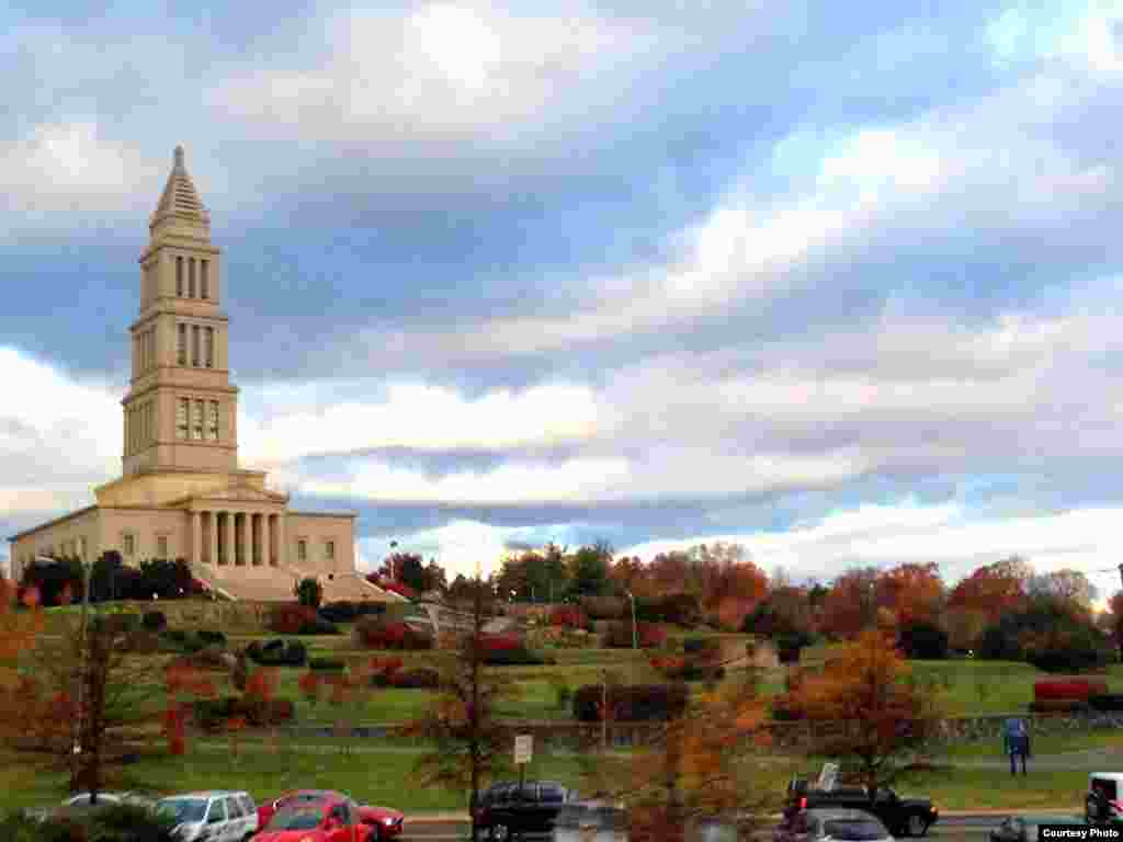 Foto monumen &#39;George Washington Masonic Memorial&#39; di kota Alexandria, negara bagian Virginia, AS.